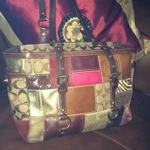 In good condition. 100%Authentic coach purse
